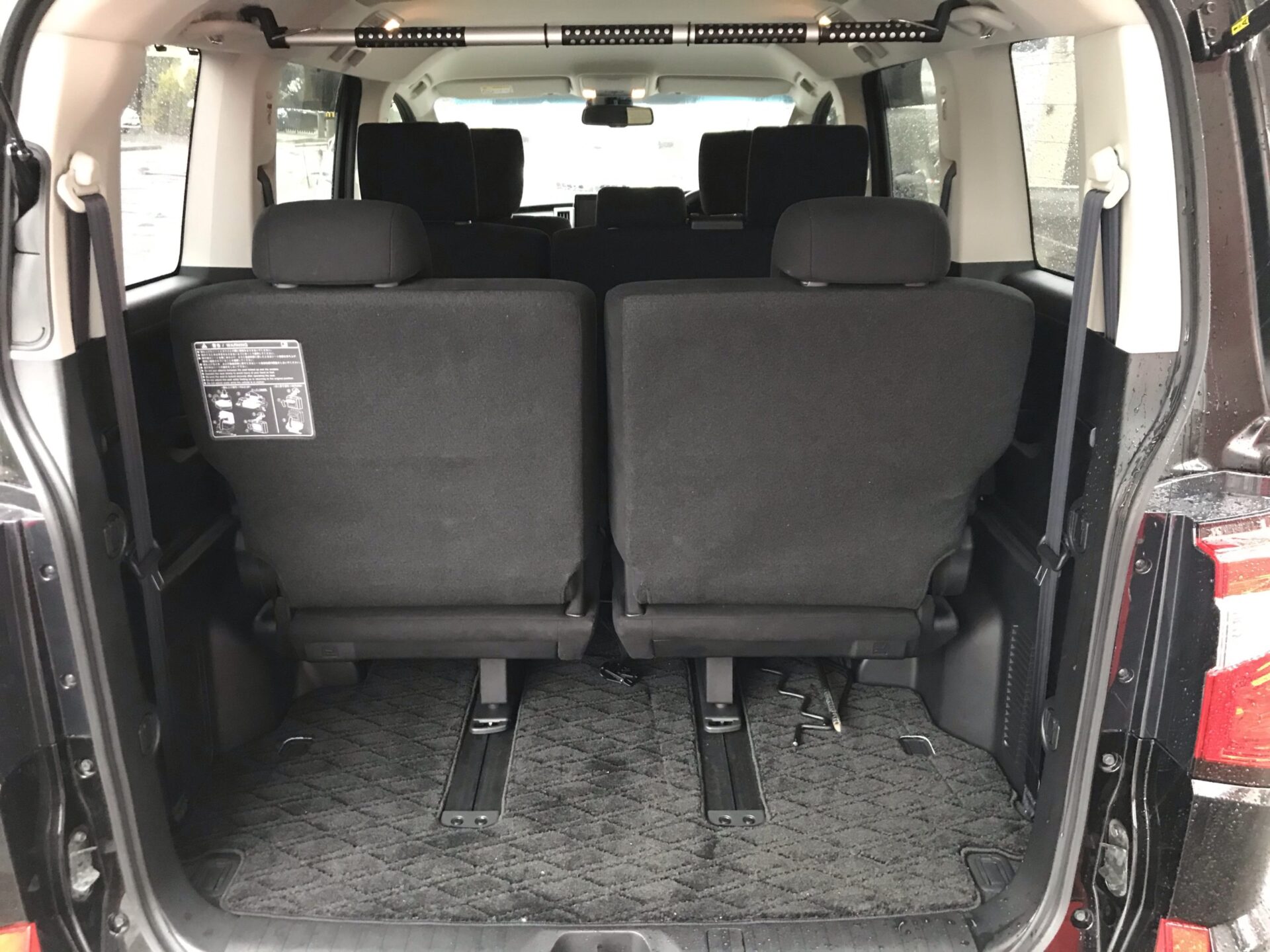 デリカd5のラゲッジスペースを測定 キャンプの大量荷物も余裕で積める ぱらふぁむキャンプ デリカd5のラゲッジスペースを測定 キャンプの大量荷物も余裕で積める ぱらふぁむキャンプ
