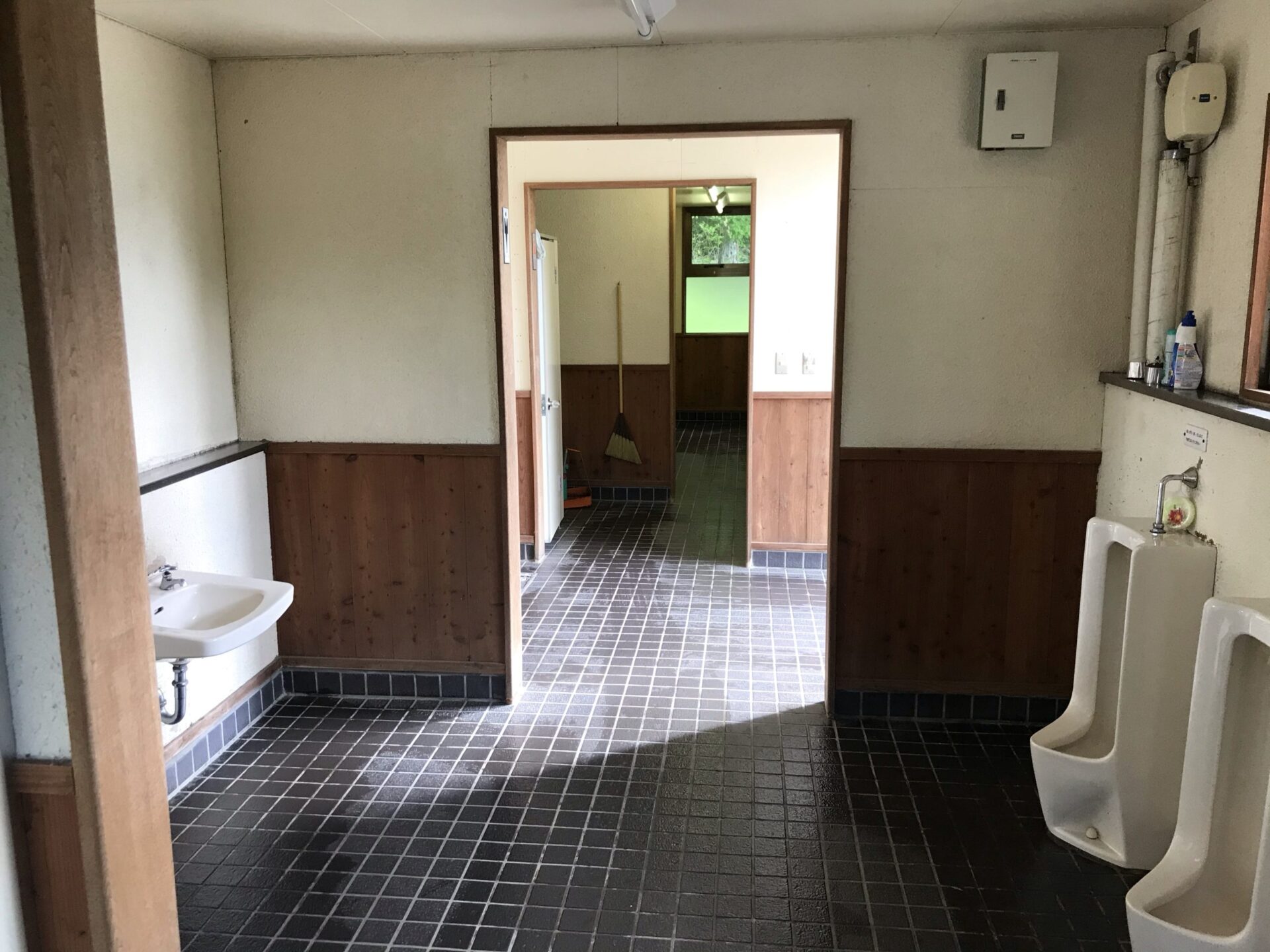 モラップキャンプ場のトイレはドアなどの仕切りが無いためお互い中が丸見え